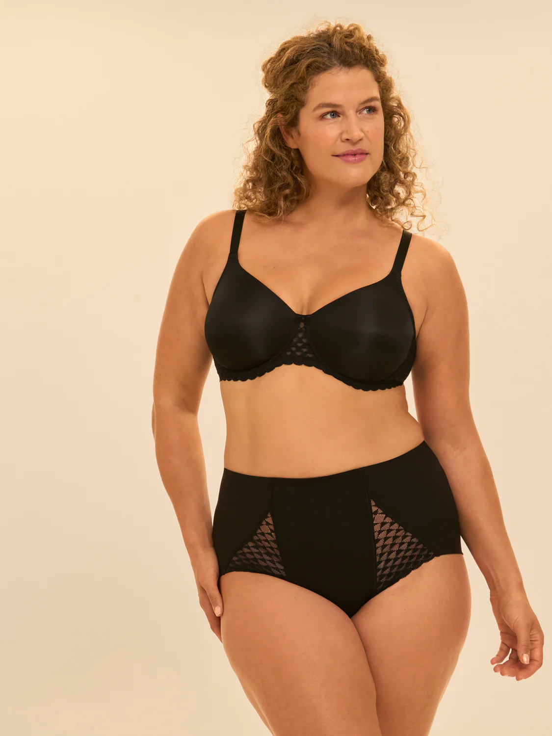 Moulded rigid underwired bra - Black - Image 3