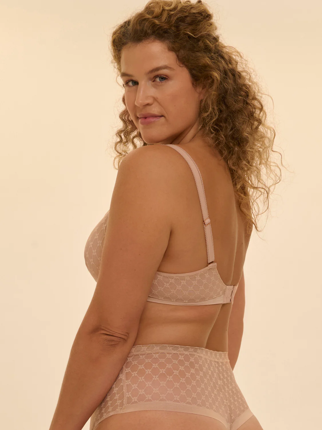 Plunging moulded underwired bra - Peau rosée - Image 8